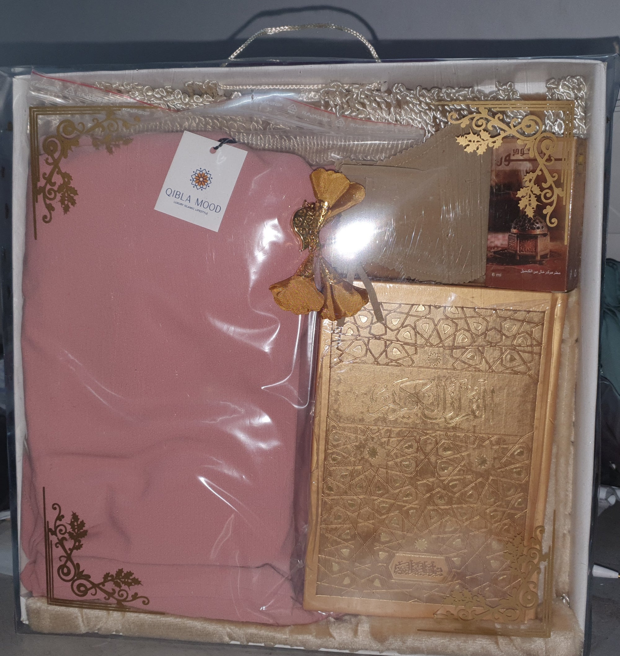 Pack sajadah+ quraan+ tasbih+ abaya crêpe avec shal+ parfum oud
