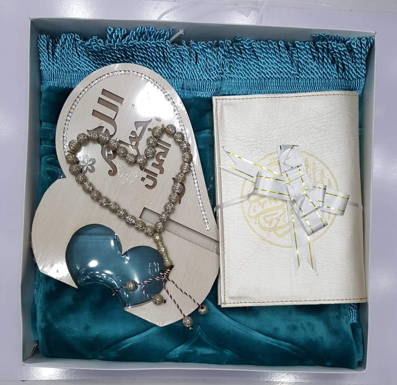 (طقم مود (مصحف + حاملة القرآن + سجادة انيقة + تسبيح